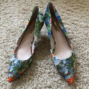 Louise Et Cie blue/green/orange flower pump. Pointed toe. 2” heel. 7 1/2 M